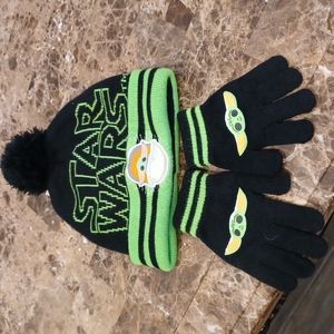 New Mandalorian/The Child gloves and beanie set.